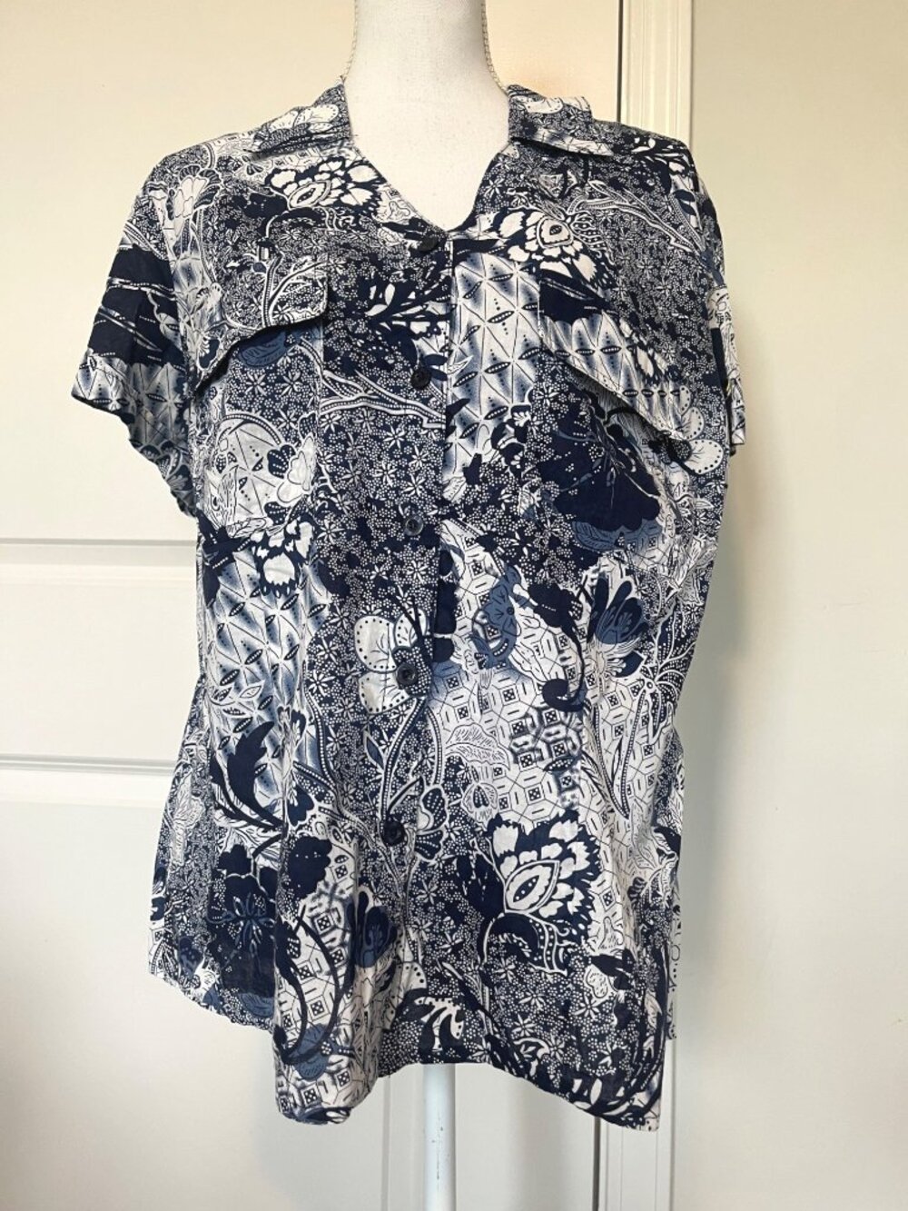 Requirements Woman Button-Up Top Size 1X Navy & White Floral Batik Artsy Office